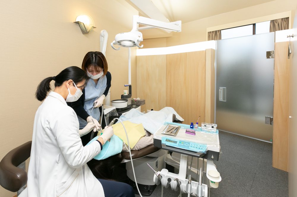 歯科医師と歯科衛生士が連携して診療する様子